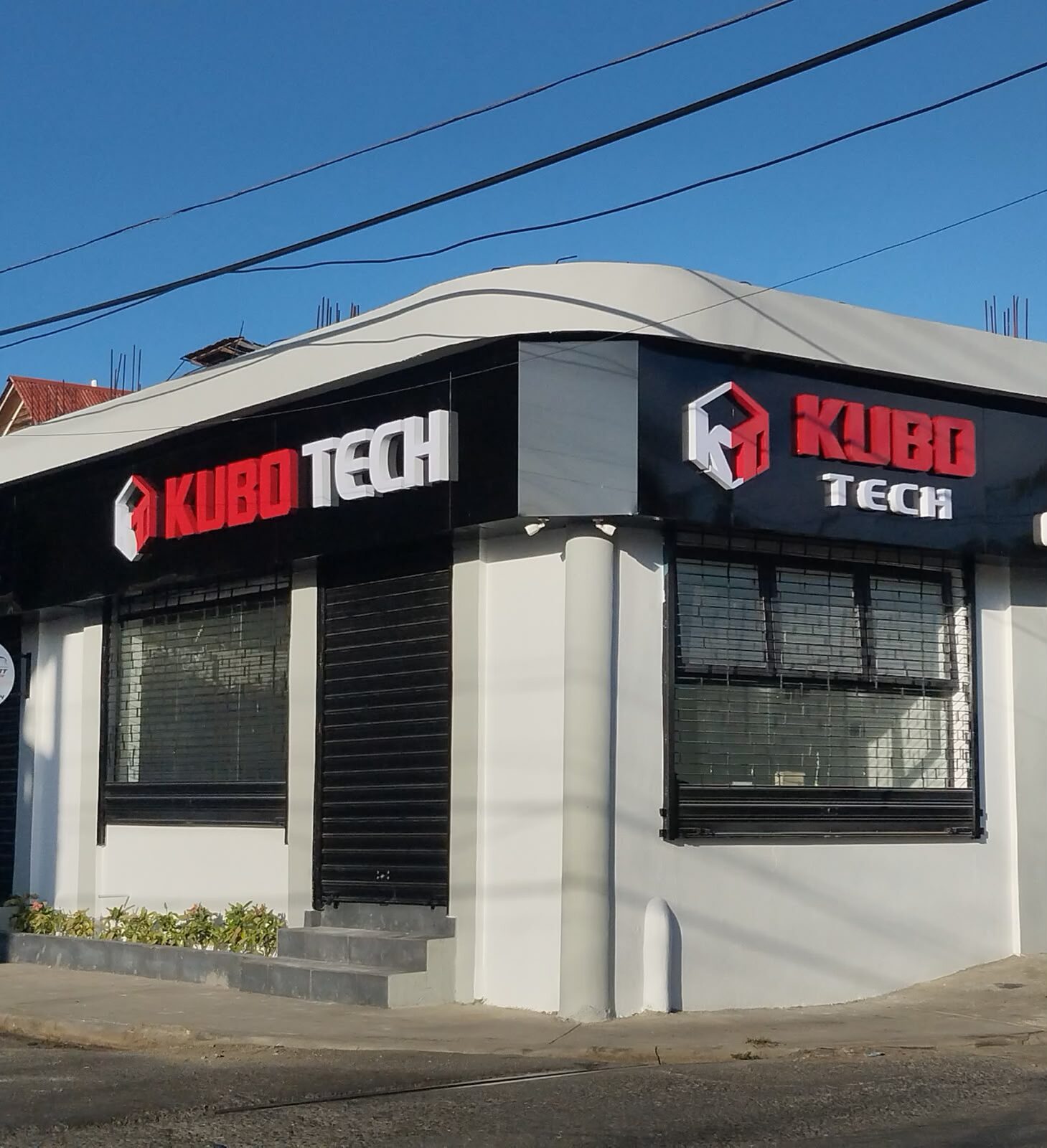 Fachada de Kubo Tech en la Av. Gregorio de Lora esquina Juan Lafy, Puerto Plata